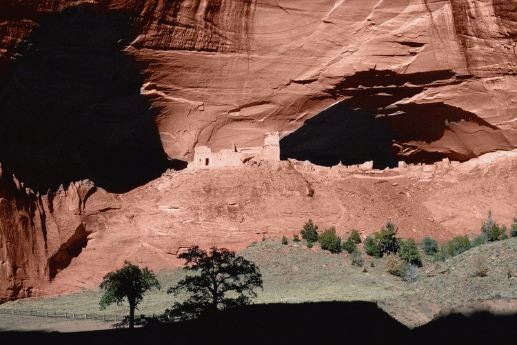 Las ruinas de la Casa Blanca yacen en el fondo del Cañón de Chelly cerca de Chinle, Arizona.