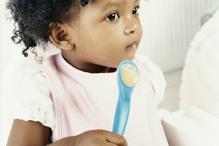 Ten paciencia y ayuda a tu pequeño a alimentarse por sí solo.