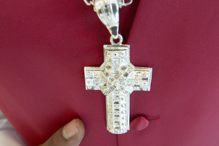 El rojo, simboliza la sangre de Cristo, es el color litúrgico para el viernes santo.