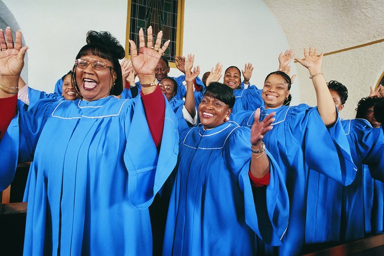 El coro de una iglesia ayuda a que el servicio religioso sea más agradable ya que ofrece música inspiradora para el público.