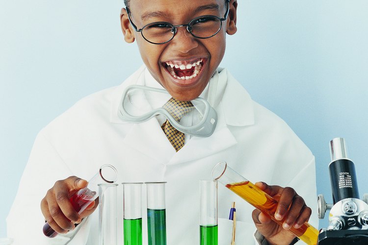 Los experimentos científicos nutren los cinco sentidos, así comola habilidad de resolver problemas, explorar y expandirse en ideas básicas.