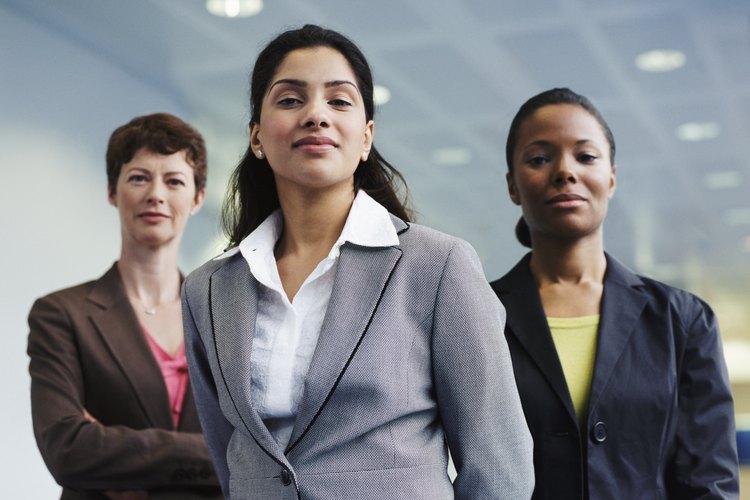 Un traje sastre bien elaborado es esencial para una mujer de 50 años.