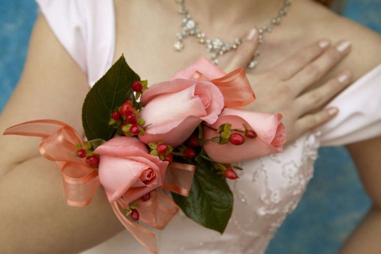 Los niños también pueden darle a sus madres corsages para que usen durante el servicio de la iglesia y durante todo el día.