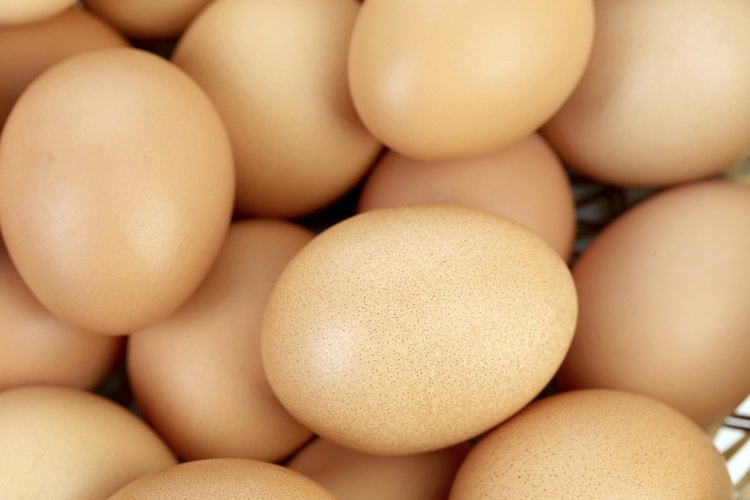 Las yemas de huevo son ricas en hierro y pueden ser en puré o coladas y servirlas a tu bebé.