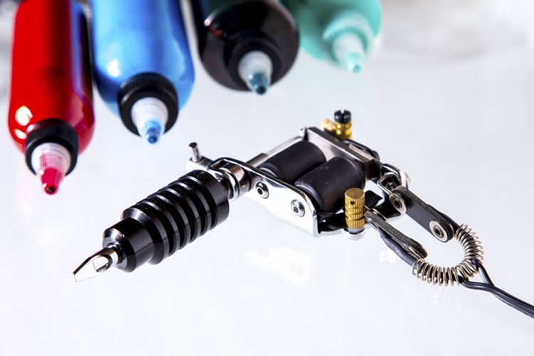 Para tus primeros trabajos puedes crearte tu propia máquina simple de tatuar.