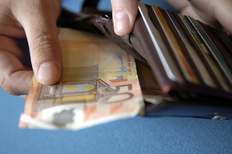 Las billeteras acordeón tienen una sección central precisamente de esta forma que sirve para guardar tarjetas de crédito, billetes doblados e identificaciones.