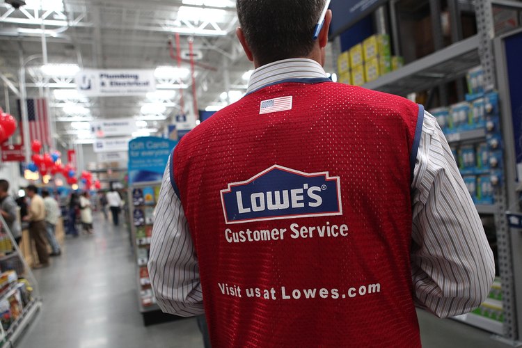 Lowe (lowes.com) es una de las varias ferreterías donde puedes encontrar un ventilador de caja a bajo costo.