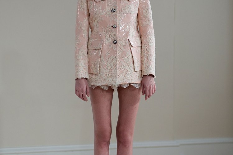 El diseño de Huishan Zhang en la Semana de la Moda de Londres: una versión rosada de encaje de la camisa de Mao.