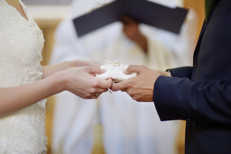 El intercambio de anillos es parte del ritual del matrimonio.