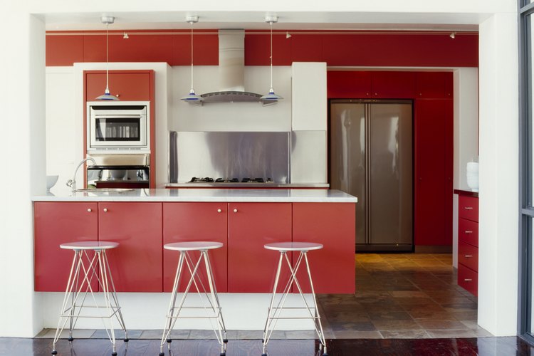 La cocina roja, blanca y plateada se ve futurista.