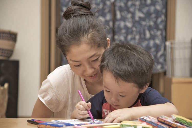 Madre pintando con su hijo.