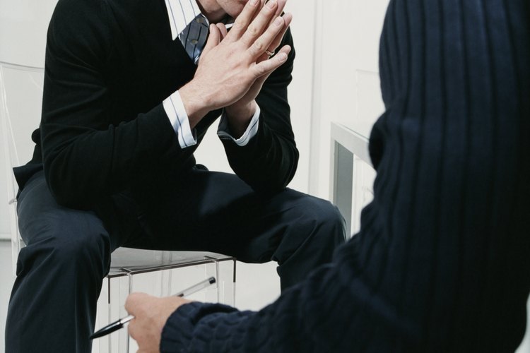 Sé un ejemplo para tu hijo. Cuando la vida te hace una mala jugada, no despotriques sobre lo injusto de la situación. Encuentra métodos positivos de abordar el problema de una manera tranquila y racional.