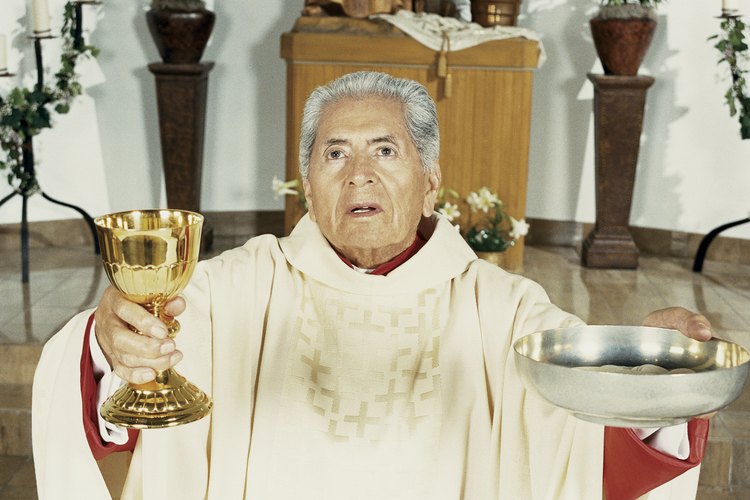 Un sacerdote tiene permitido administrar la Eucaristía.