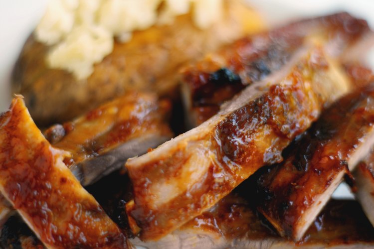 Poner en salmuera las costillas les infunde humedad y sabor antes de cocinarlas.