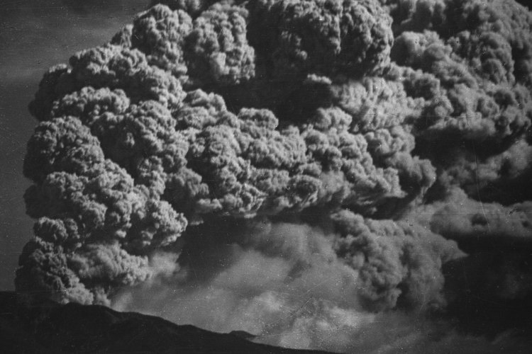La erupción de un estratovolcán causará más humo y ceniza que lava que fluye.