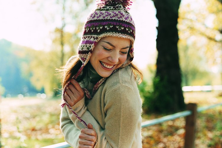 Las temperaturas en los principios de los 50 grados F (10 grados C) podrían atraerte para romper el sombrero de invierno.