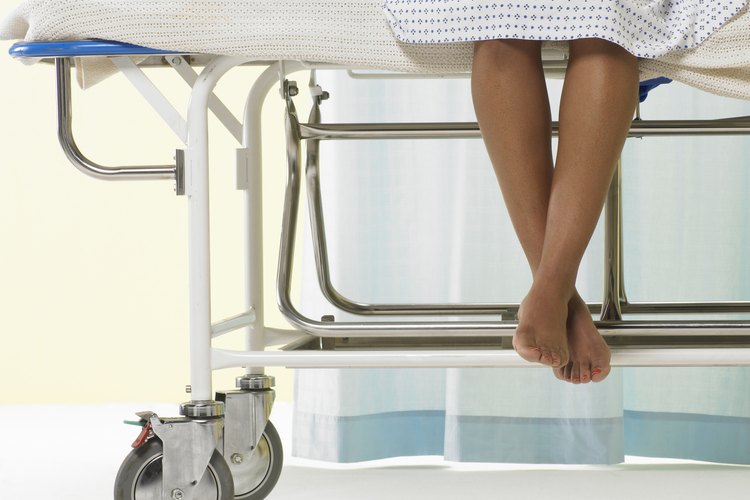 Después de leer el artículo y con un poco de paciencia seras capaz de colocarte una bata de hospital sin problema.