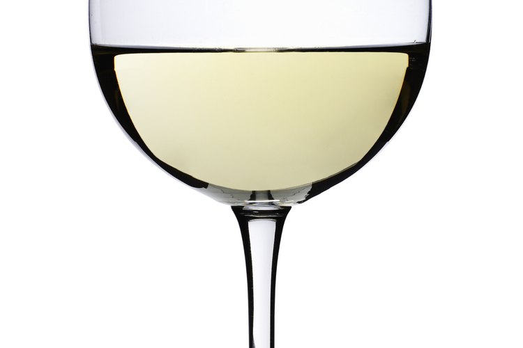 Un vino blanco seco es bueno para usar con una mezcla de vinos blancos.