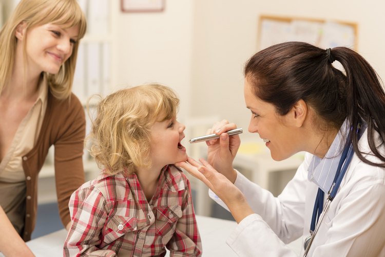 Los genetistas pediátricos tienen capacitación especializada en pediatría y genética.