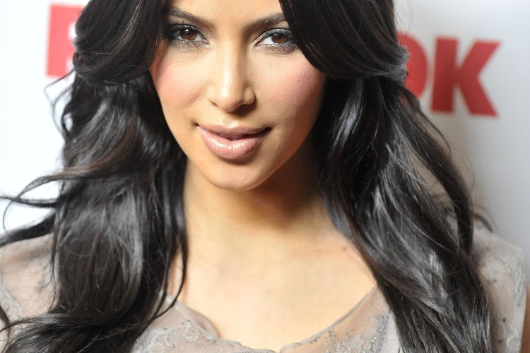 Péinate con un gran barril rizador para lograr la apariencia elegante de Kim Kardashian.
