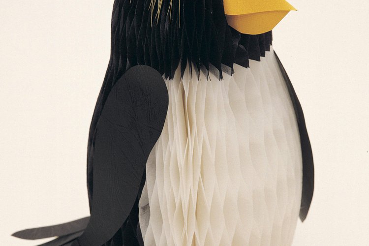 Puedes crear un disfraz de pingüino con un traje negro y un poco de creatividad.