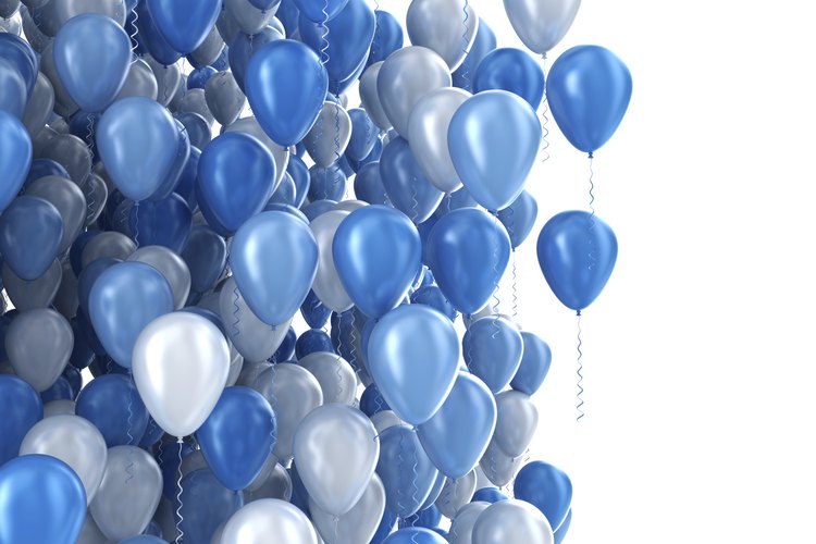 Vista ampliada de un arreglo con globos azules y plateados.