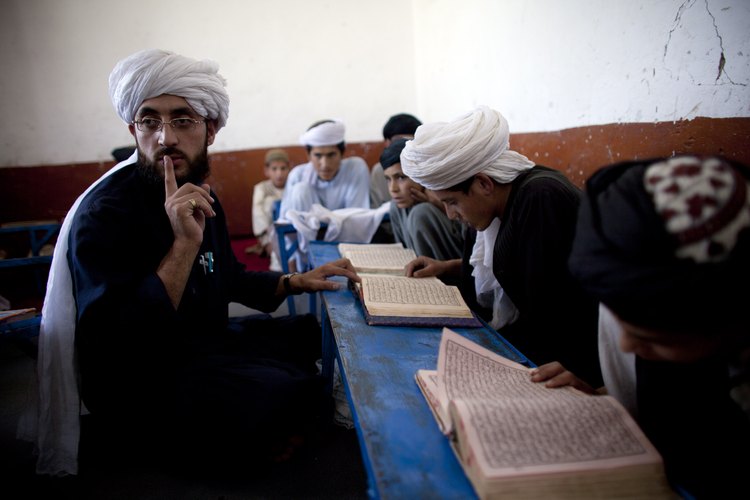 Los puntos de vista opuestos a menudo no están de acuerdo en relación a lo que parece ser la línea principal del islam.
