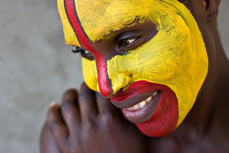 Mujer Zulu joven con la cara pintada.