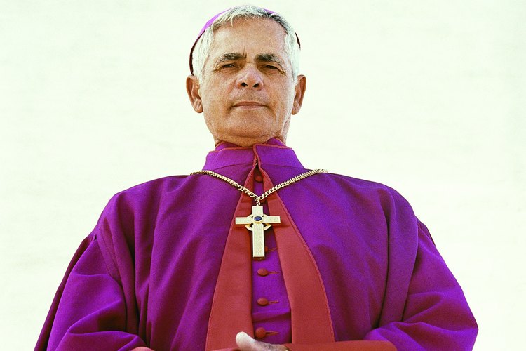El sacerdote lleva una estola morada para administrar el sacramento de la penitencia.