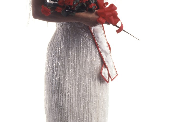 Las cuentas brillantes agregan suntuosidad a un vestido simple.