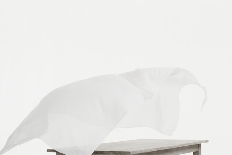 Un mantel es un gran primer paso hacia la protección de tu mesa de comedor de madera.