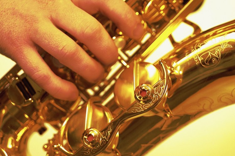 Contrata músicos de jazz o reproduce música de la década de 1920 en tu fiesta temática.