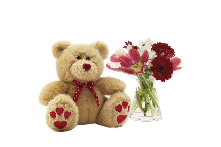 Regala a tu novia un lindo oso de peluche en su aniversario.