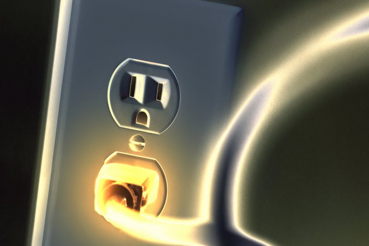 Puedes determinar cuál de los cables tiene corriente en un enchufe de dos dientes usando uno de dos métodos.