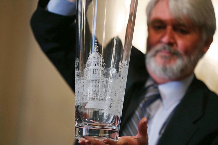 Puede ser costoso reparar jarrones de cristal Waterford.