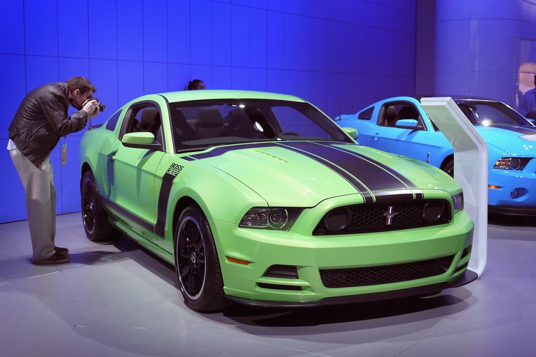 Los coches de producción en serie utilizan componentes de suspensión convencionales, tales como suspensiones MacPherson.
