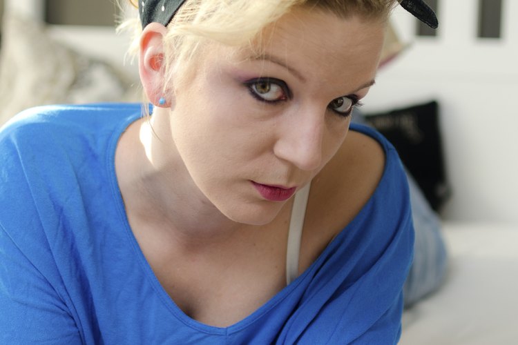 Captura la estética de los años cincuenta, con un estilo rockabilly.