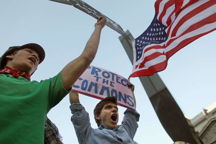 Adultos jóvenes protestando en la ocupación de Wall Street.