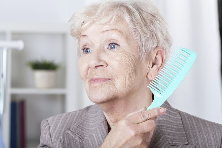 Una mujer se está preparando en el baño