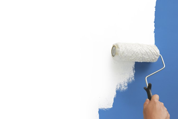 Mantén la pintura blanca con una capa protectora de sellador.