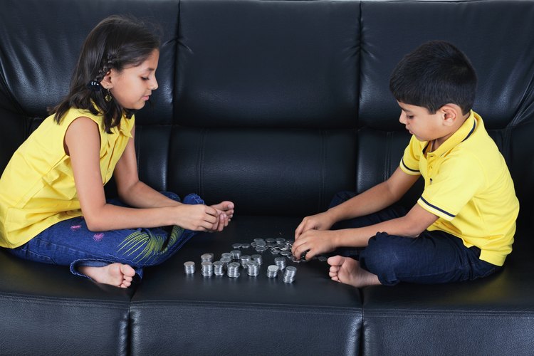 Los padres deberían comenzar a enseñarles a sus hijos sobre el dinero tan pronto como sea posible.