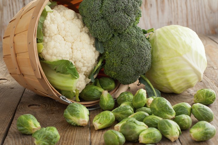 Una cesta derrama col y brócoli.