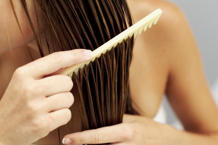 Peinar aceites por tu cabello es un tratamiento simple para el cabello seco.