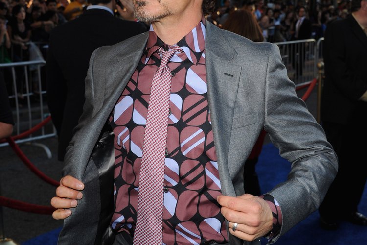 El clásico blanco y negro no es la única opción para una corbata delgada, como Robert Downey Jr. demuestra aquí.