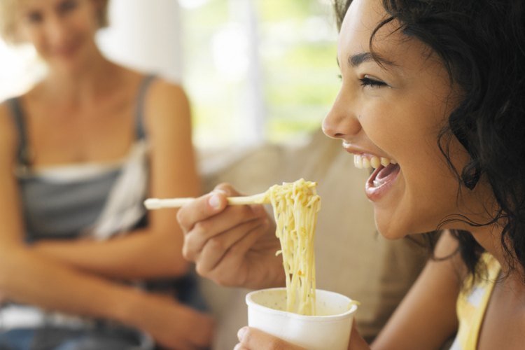 Los fideos de ramen son un buen refrigerio para que consuman los estudiantes en los dormitorios universitarios a altas horas de la noche.