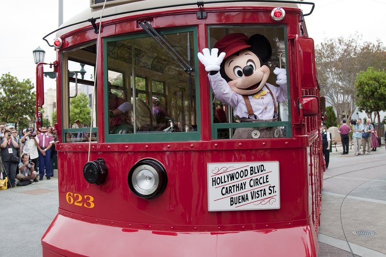 Los visitantes pueden montarse al Red Car Trolley en Disneland.