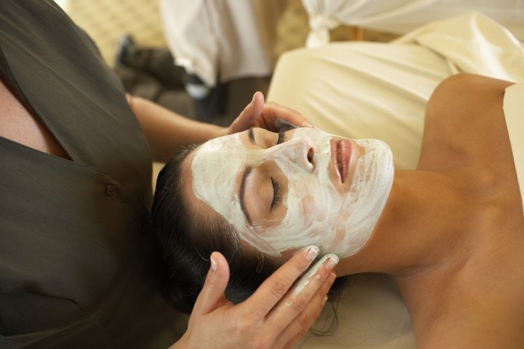 Cualquier persona que califique para una licencia puede realizar cualquier servicio de cosmetología.