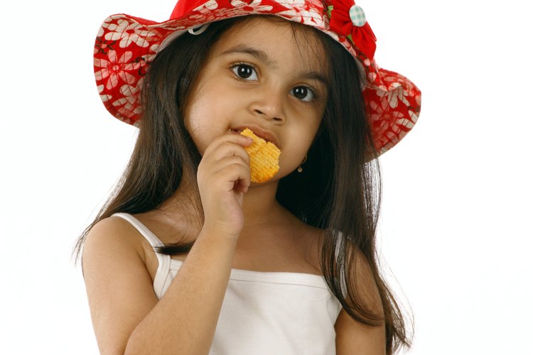 Los lazos y cintas en el sombrero de tu hijo o gorro de lana están destinados para mantenerlo en su cabeza, pero pueden ser peligrosos.