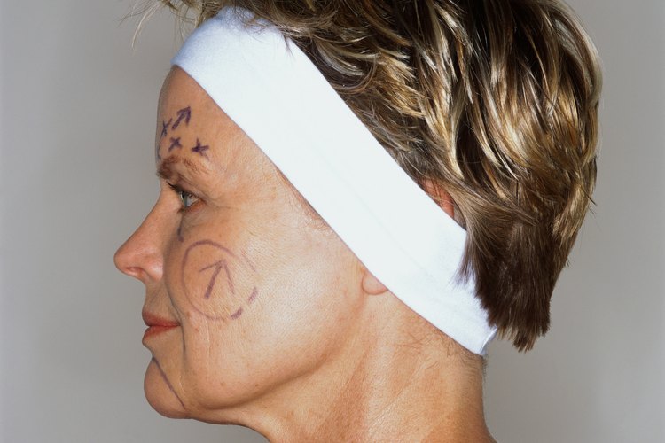 Muchas personas eligen hacerse otros procedimientos al mismo tiempo que el lifting facial, pero esto puede incrementar significativamente el costo de la cirugía.