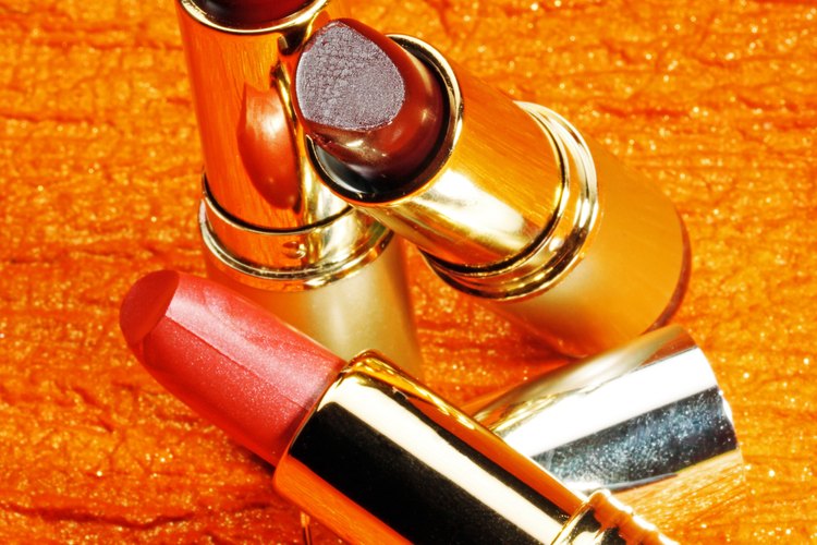 La industria de la belleza se basa en gran medida en usar productos químicos en la producción de cosméticos y en procesos cosméticos tales como tecnología para la muerte capilar y de las uñas.